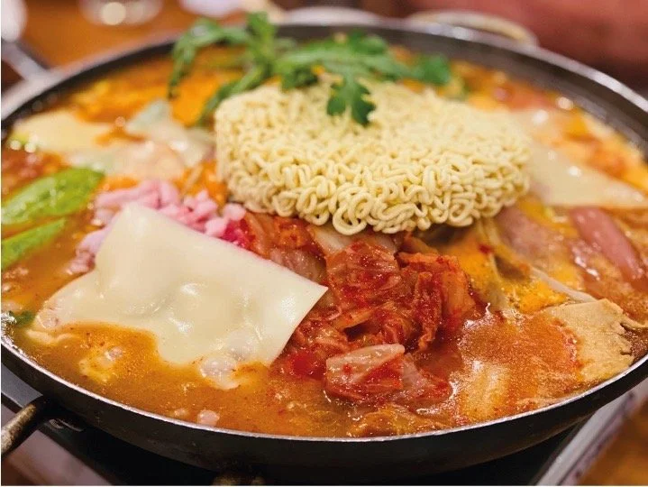 小鉢料理と飲み物が並び、焼肉の合間につまめる一品がそろった卓上