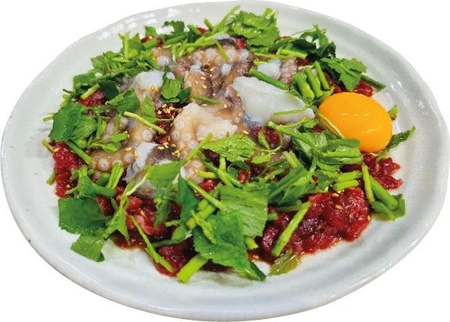 包み野菜とサラダが並ぶ卓上