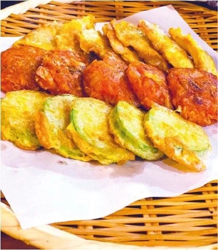 炭火の焼き網に肉をのせて焼き始める手元と立ちのぼる煙